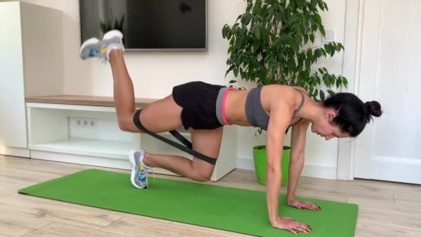 Athletisch Schöne Frau Macht Hamstring Workout Mit Gummiband Brünette Frau — Stockvideo