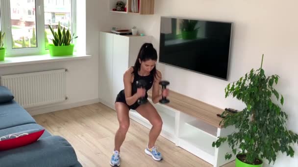 运动美女用哑铃锻炼身体 布鲁内特妇女 — 图库视频影像