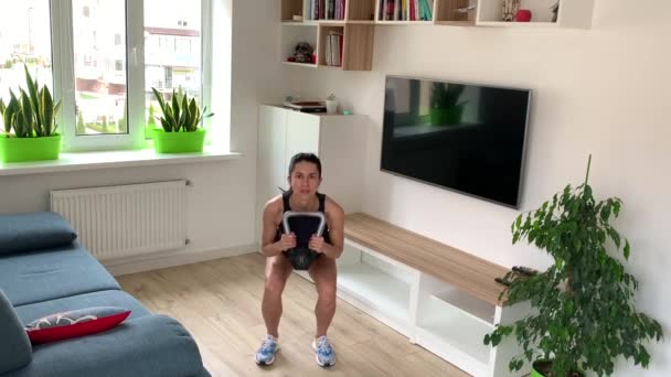Atletische Mooie Vrouw Doet Krachttraining Met Halters Brunette Vrouw — Stockvideo