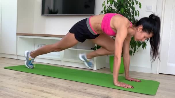 Jonge Fitnessvrouw Sportkleding Doet Dynamische Plankoefening Thuis Studio — Stockvideo