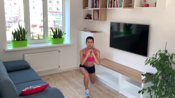 Atletisch Mooi Vrouw Doet Hoge Intensieve Intervaltraining Thuis — Stockvideo