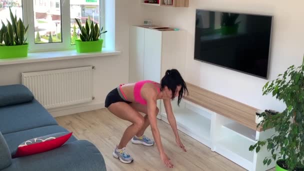 Sportowa Piękna Kobieta Robi Intensywny Trening Interwałowy Domu — Wideo stockowe