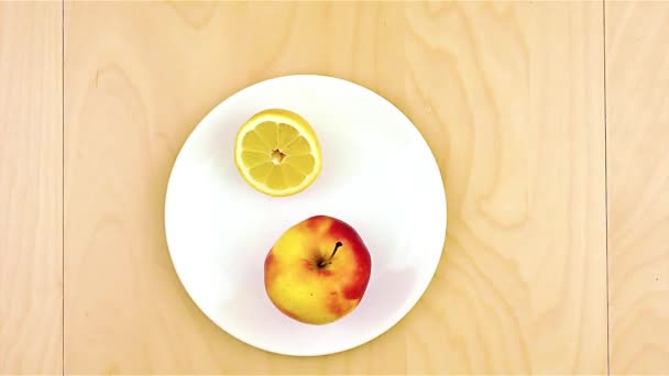 Поставка здоровых питательных ингредиентов, яблоко, сыр, грецкие орехи и мед — стоковое видео