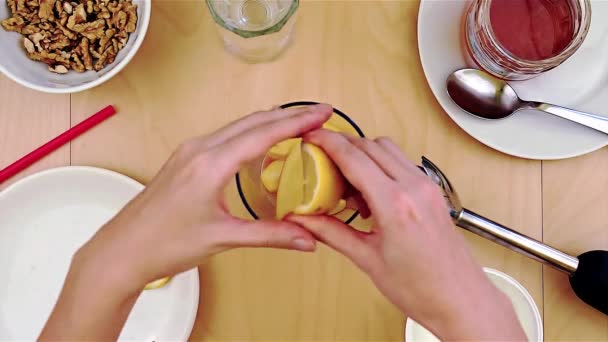 Вичавлення лимонного соку в блендері для здорової і поживної смузі — стокове відео