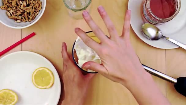 Rengöring mixerskål från ost medan att göra en hälsosam och näringsrik smoothie — Stockvideo