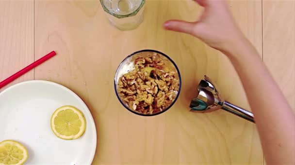 Versare acqua sulle noci nel frullatore per un frullato sano e nutriente — Video Stock