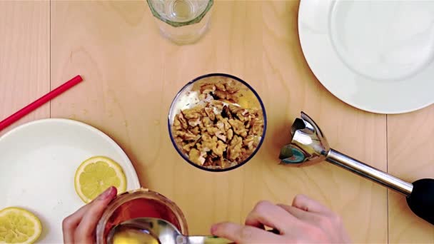 Дольше наливать мед на грецкие орехи в блендер для здорового и питательного смузи — стоковое видео