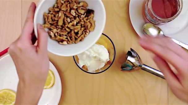 Poner las nueces sobre el queso en la licuadora para un batido saludable y nutritivo — Vídeos de Stock