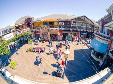 Aileler Fishermans Wharf, Pier 39 güneş ışığında üzerinde