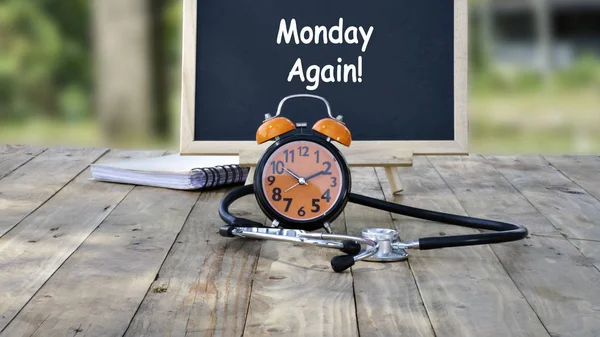Μαυροπίνακας με τις λέξεις «Δευτέρα πάλι". — Φωτογραφία Αρχείου