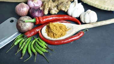 Asya Mutfağı malzemeler - kırmızı biber sarımsak soğan yeşil 