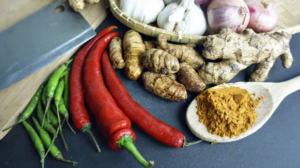 Cozinha asiática ingredientes de ervas, especiarias, açafrão, pimenta vermelha — Fotografia de Stock