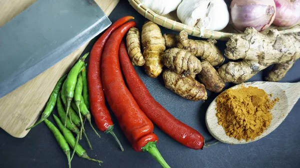 Cozinha asiática ingredientes de ervas, especiarias, açafrão, pimenta vermelha — Fotografia de Stock