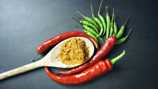 Zutaten der asiatischen Küche - roter Pfeffer, grüner Pfeffer und Kurkuma — Stockfoto