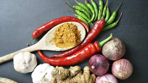 Ingredientes da cozinha asiática - pimenta vermelha chalotas de alho verde — Fotografia de Stock