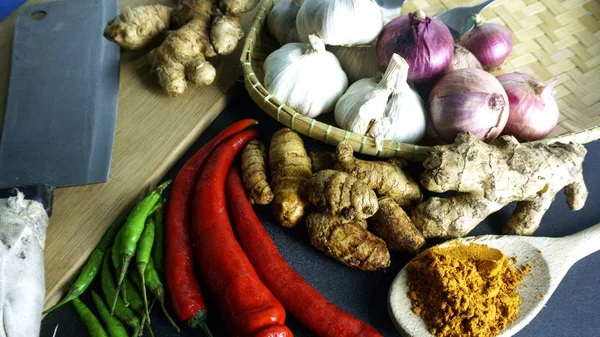 Cuisine asiatique ingrédients d'herbes, épices, curcuma, poivron rouge — Photo