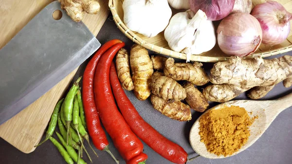 Zutaten der asiatischen Küche aus Kräutern, Gewürzen, Kurkuma, Paprika — Stockfoto