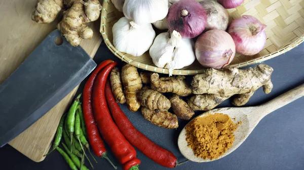 亚洲美食成分的草药、 香料、 姜黄、 红辣椒 — 图库照片