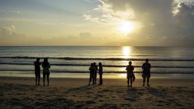 plaj gündoğumu tarafında güzel bir manzarasına sahip bir aile
