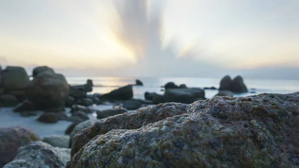 Piedra en la playa al amanecer — Foto de Stock