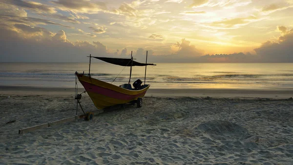 Fishing boat at beach on sunrise — Stock Photo, Image
