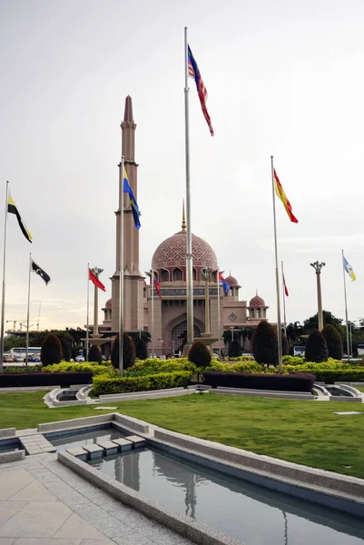 Мечеть Путра в Путраджая, Малайзия — стоковое фото