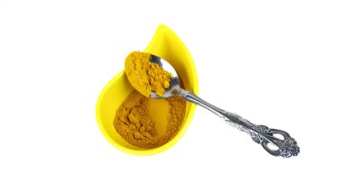 köri ve baharat izole bir kaşık ile bir kap içinde