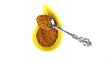 köri ve baharat izole bir kaşık ile bir kap içinde