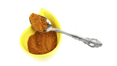 köri ve baharat izole bir kaşık ile bir kap içinde