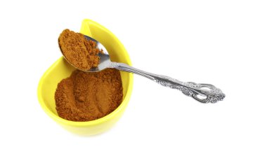 köri ve baharat izole bir kaşık ile bir kap içinde