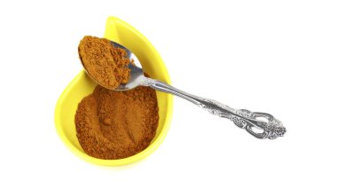 köri ve baharat izole bir kaşık ile bir kap içinde