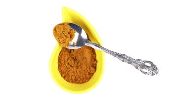 köri ve baharat izole bir kaşık ile bir kap içinde