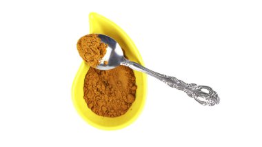 köri ve baharat izole bir kaşık ile bir kap içinde