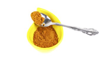 köri ve baharat izole bir kaşık ile bir kap içinde