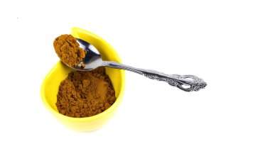 köri ve baharat izole bir kaşık ile bir kap içinde