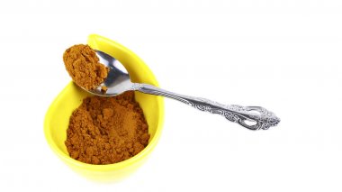 köri ve baharat izole bir kaşık ile bir kap içinde