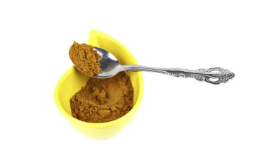 köri ve baharat izole bir kaşık ile bir kap içinde