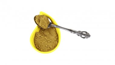 köri ve baharat izole bir kaşık ile bir kap içinde