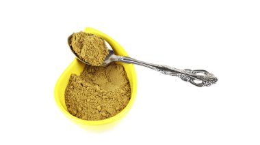 köri ve baharat izole bir kaşık ile bir kap içinde