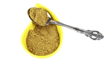 köri ve baharat izole bir kaşık ile bir kap içinde