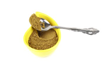 köri ve baharat izole bir kaşık ile bir kap içinde