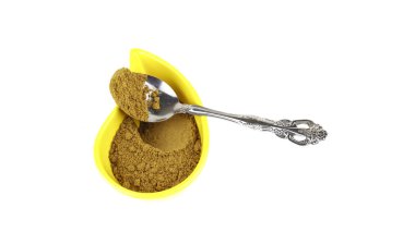 köri ve baharat izole bir kaşık ile bir kap içinde