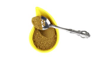 köri ve baharat izole bir kaşık ile bir kap içinde