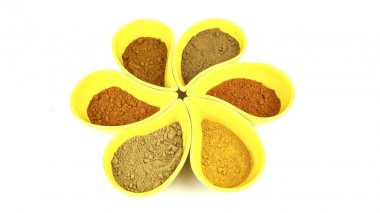 köri ve baharat izole bir kaşık ile bir kap içinde