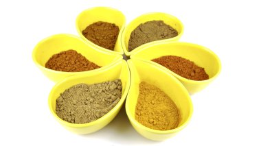 köri ve baharat izole bir kaşık ile bir kap içinde