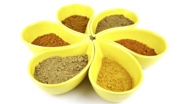 köri ve baharat izole bir kaşık ile bir kap içinde