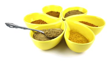 baharat beyaz zemin üzerine seramik kaplar içinde öğütmek