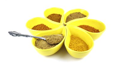 baharat beyaz zemin üzerine seramik kaplar içinde öğütmek