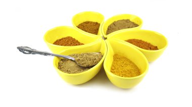 baharat beyaz zemin üzerine seramik kaplar içinde öğütmek