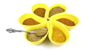 baharat beyaz zemin üzerine seramik kaplar içinde öğütmek